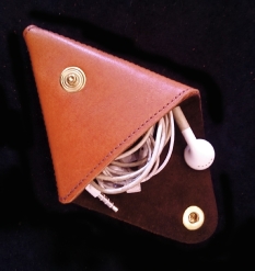 Range-écouteurs en cuir