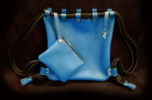 Sac à dos bretelles coulissantes en vachette, poche intérieure zippée amovible et mousqueton
